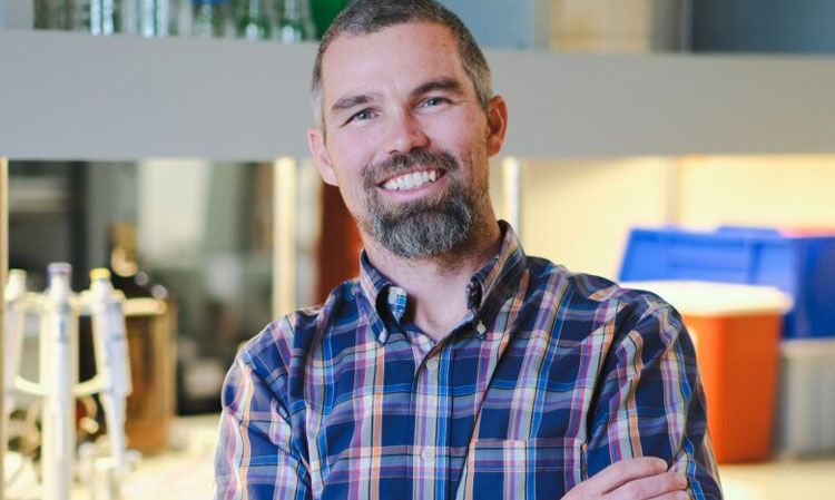 Kevin Tharp headshot in lab