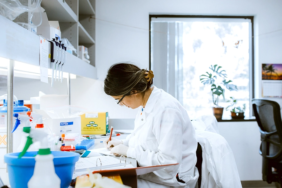 A scientist conducts neuroscience research in the lab of Jerold Chun, MD, PhD, a professor in the Degenerative Diseases Program at Sanford Burnham Prebys.