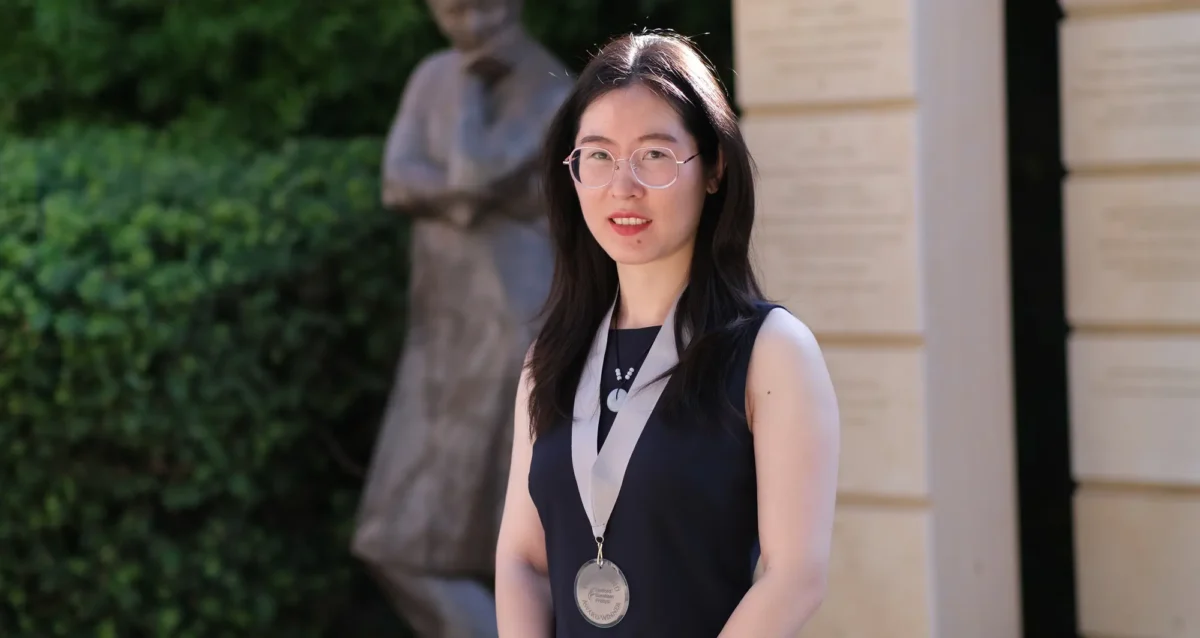 Kelly (Yichen) Li profile photo with Fishman Fund award medal