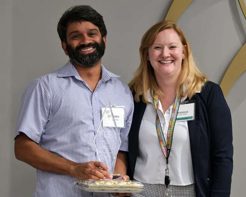 Sanjeev Ranade receiving Mentor of the Year from Jessica Proulx. Photo credit Sanford Burnham Prebys