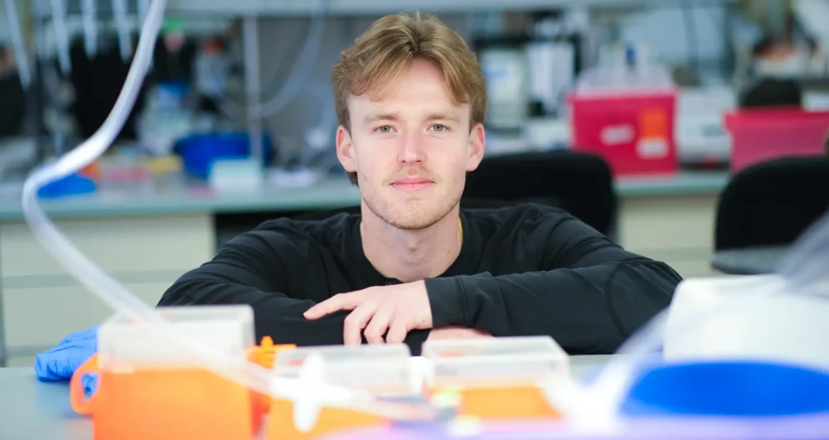 Erik Hultenius, headshot in lab