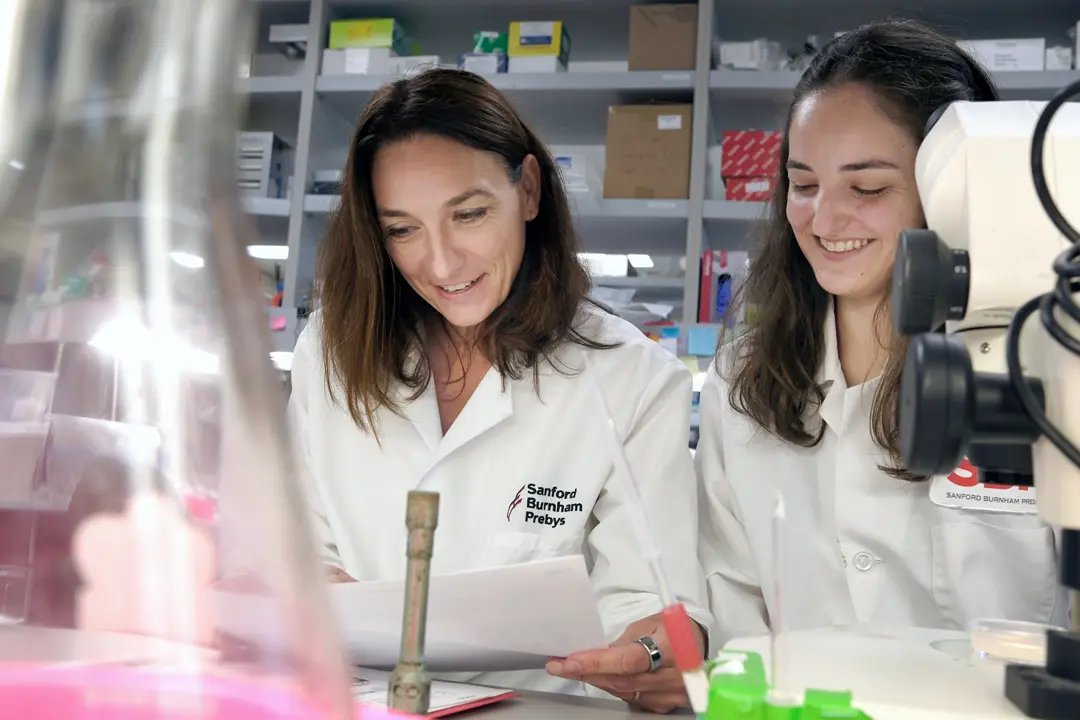 Caroline Kumsta, PhD, and Tatiana Moreno, PhD, in the lab